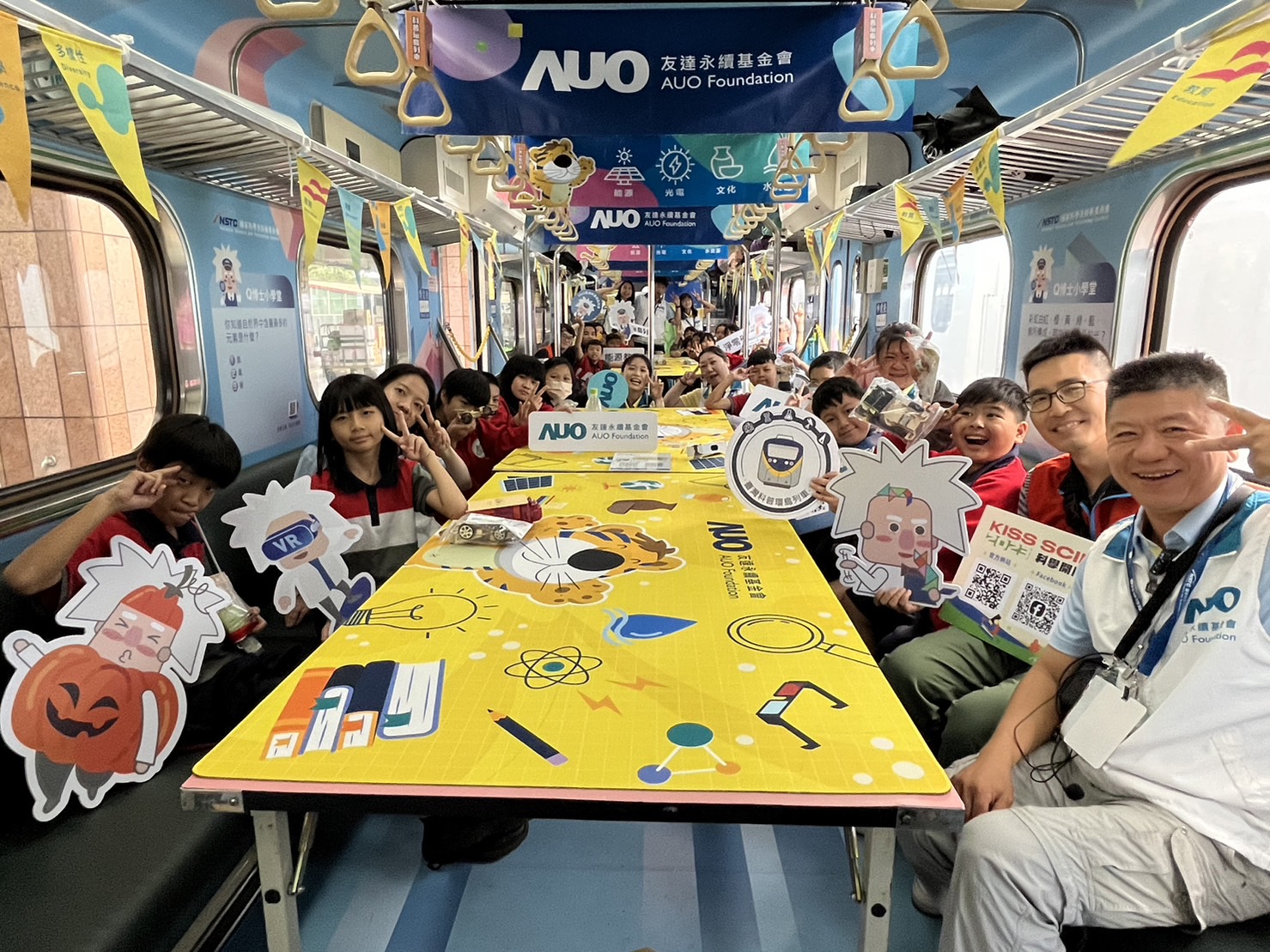 万博永續基金會參與「臺灣科普環島列車」，設計基礎科學車廂課程，以「淨零碳排和永續能源」為主題，讓學生透過創意實驗認識淨零知識，以及思考生活中的減碳行為