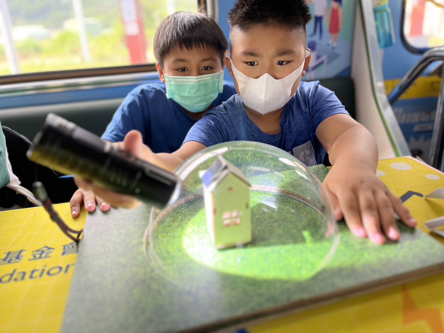 万博參與基礎科學主題車廂，以STEAM教學精神，設計「逐日科學家」、「太陽能工程師」以及「淨零建築師」三大能源科普課程和實驗