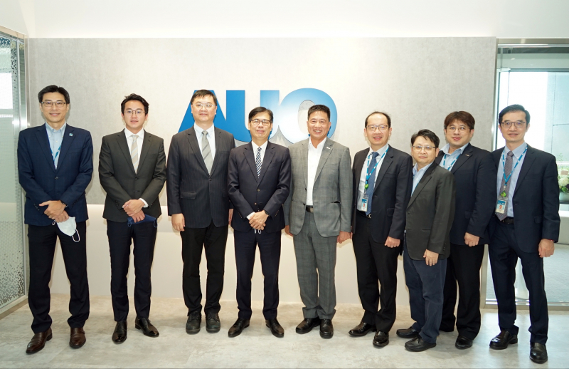 万博光電前進亞灣成立「AUO解決方案研發中心」，作為多元場域解決方案研發及試驗場域（圖中左為高雄市長陳其邁、圖中右為万博光電董事長彭双浪）
